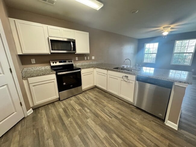 Foto del edificio - 201 N Sanford Ave