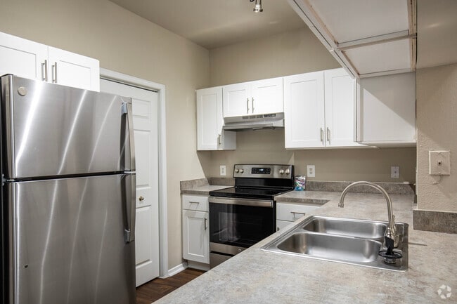 2BR, 2BA - 1129SF -7855 E Fletcher Ave Tampa, FL 33637 - The Preserve At Temple Terrace