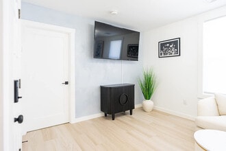 Building Photo - 42 White St Pl