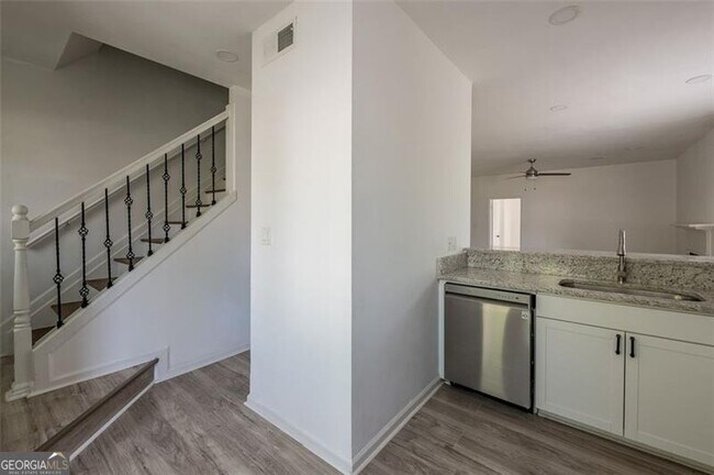 Foto del edificio - 348 Lakeridge Ct