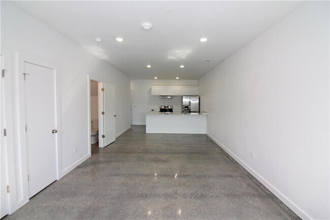 Building Photo - 600 SW 6th St
