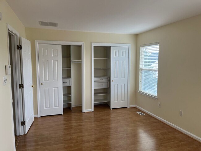 Building Photo - End Unit Townhouse In Centreville