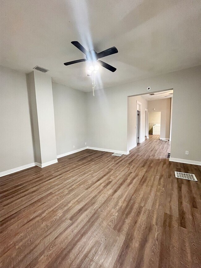Foto del edificio - Remodeled Three Bedroom