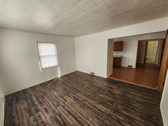 Foto del edificio - 1324 E 10th St