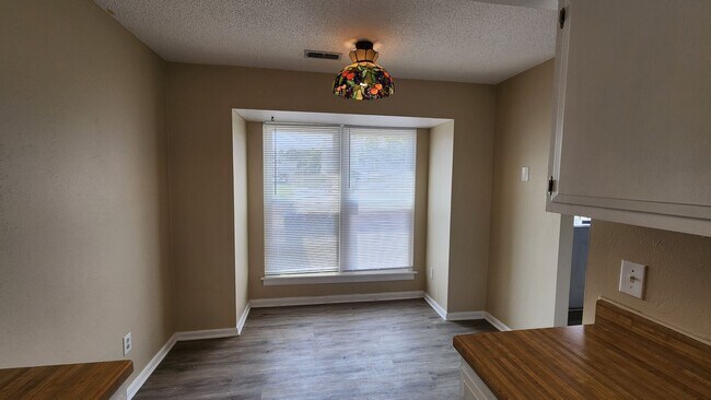 Foto del edificio - Nice 2-Story Townhome, Centrally located i...