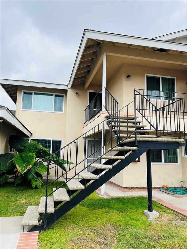 Foto del edificio - 6122 Warner Ave