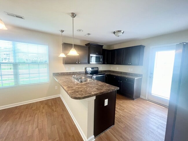 Building Photo - Three bed, 2.5 bath town house located in ...