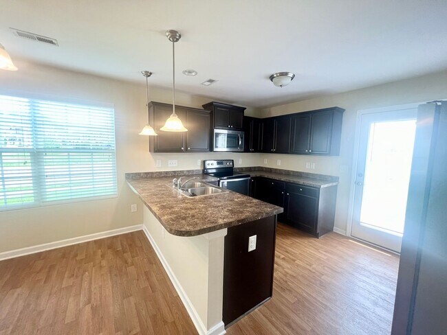 Foto del edificio - Three bed, 2.5 bath town house located in ...
