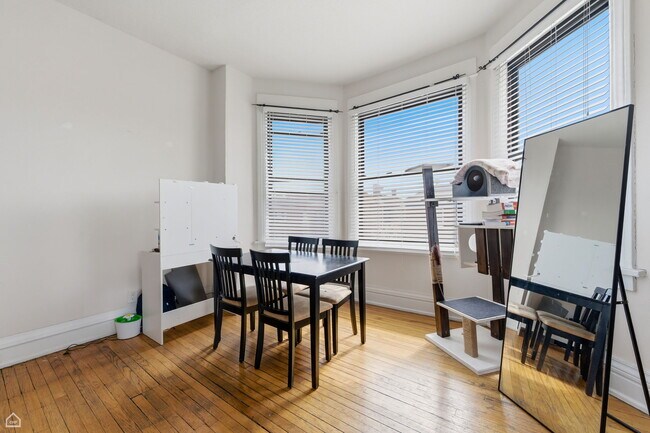 Foto del edificio - 3811 N Southport Ave