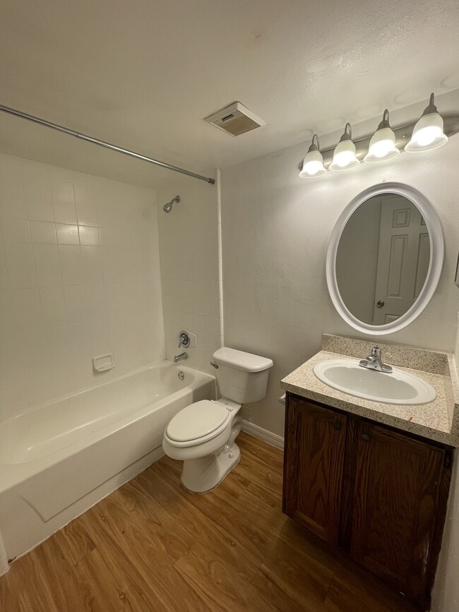 Building Photo - 226 Riverbend Dr