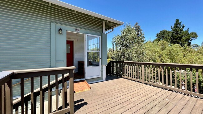 Foto del edificio - Charming Railroad District 2-Bedroom with Large Deck and 1-Car Garage