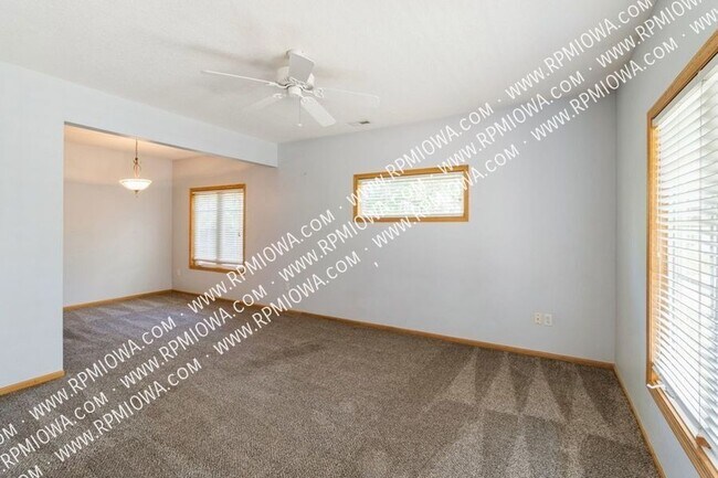 Building Photo - RENT SPECIAL!! 2 Bedroom, 2.5 Bathroom Tow...