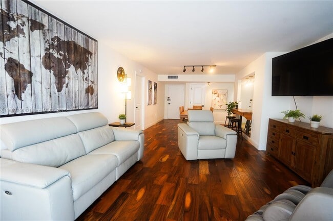 Building Photo - 18031 Biscayne Blvd