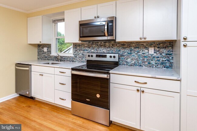 Building Photo - 15 Cranbury Rd