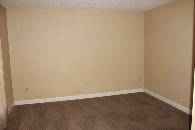 Building Photo - 5 Bluefield Ct