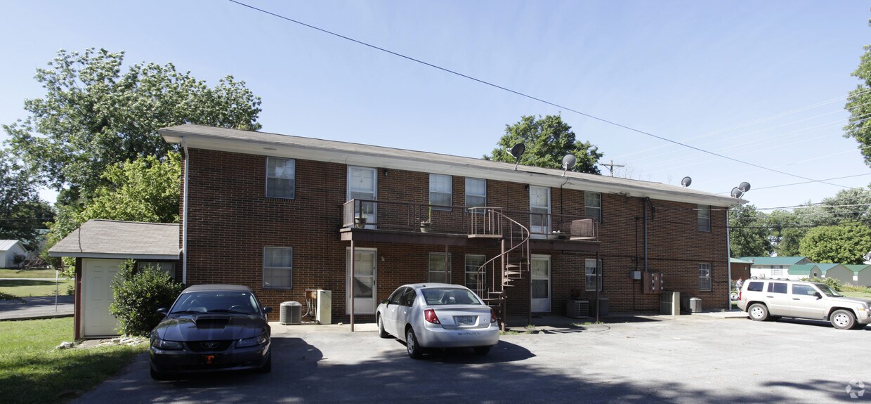 Building Photo - 135 College St S