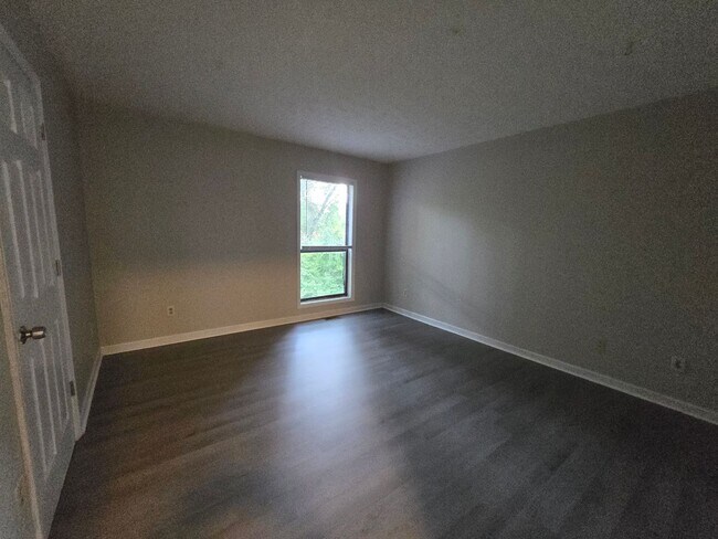Building Photo - NEW LISTING!!!!!