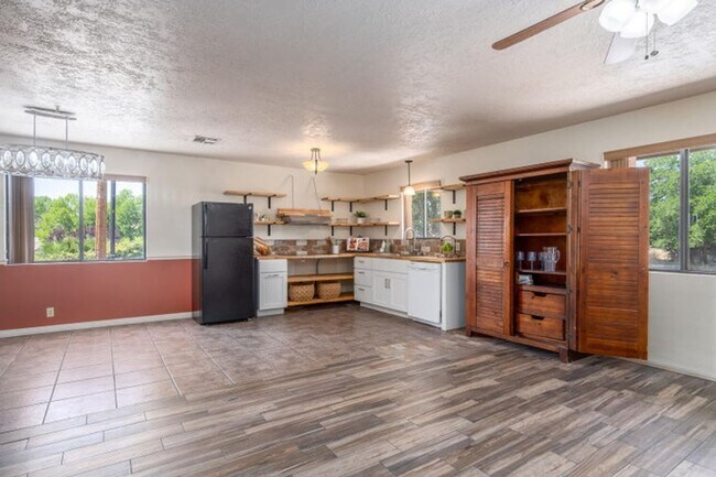 Building Photo - Charming Rustic Condo