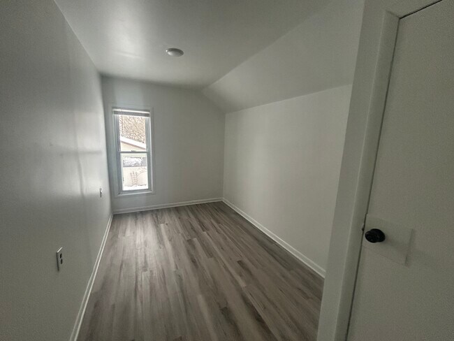 Foto del edificio - 421 W Bond St