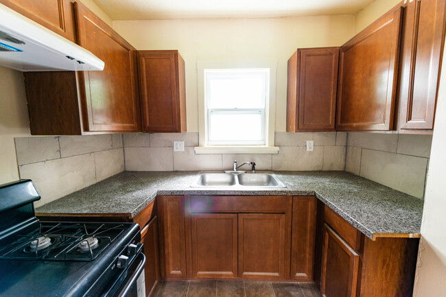 Building Photo - 152 Hollinger Ave