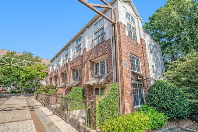 Foto del edificio - 2 bdrm, 2.5 bath Town Home steps away from...