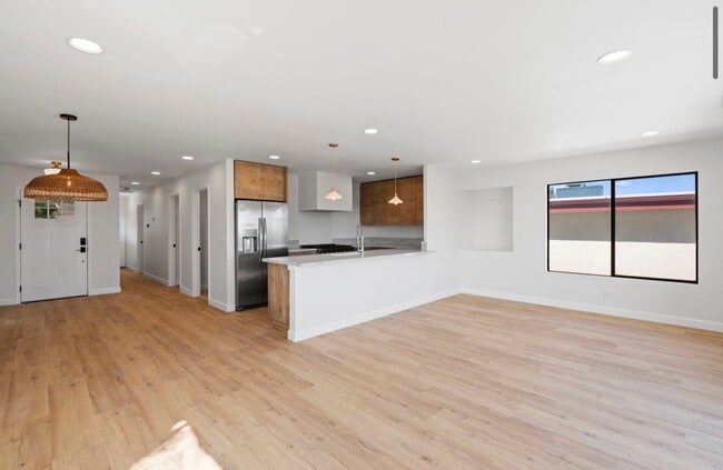Building Photo - 2 Bed 1 Bath Apartment for Rent in Pacific...