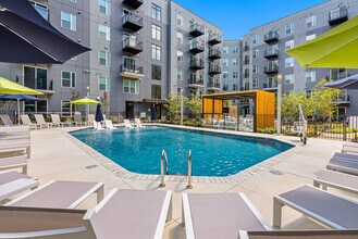 Building Photo - The James at Springline