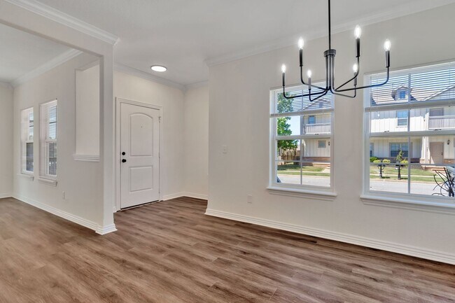 Building Photo - 4 Bed 3 Bath Townhome located close to University!