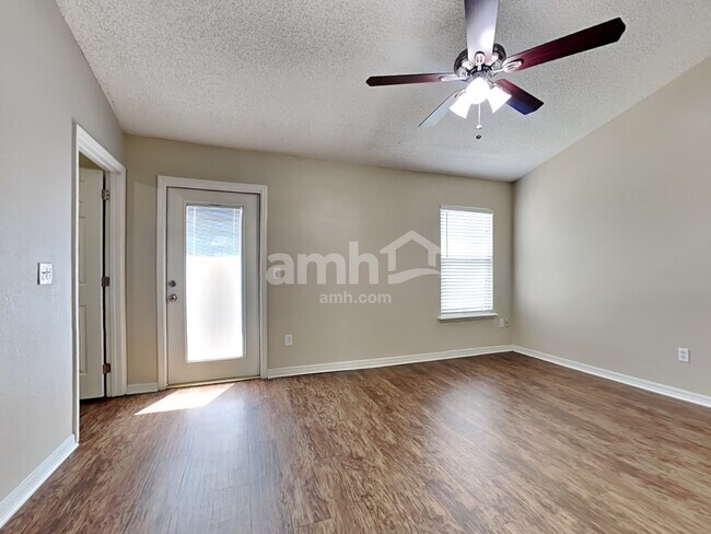 Foto del edificio - 1757 Chandelier Cir E