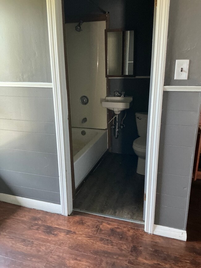 Building Photo - 26 Hale St