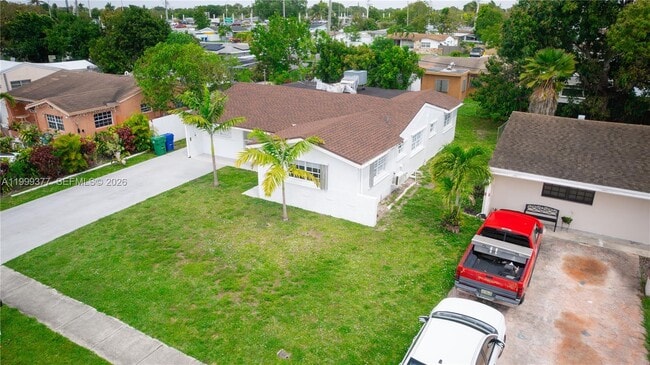 Building Photo - 7031 SW 27th Ct
