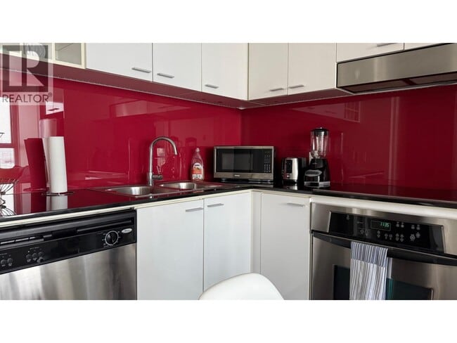 Building Photo - 131 Regiment Square