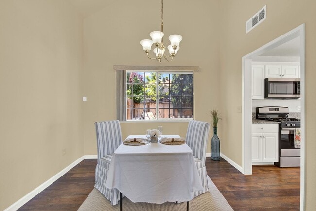 Foto del edificio - Two Story Home