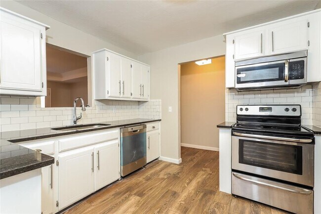 Building Photo - 2705 Fairfield Dr