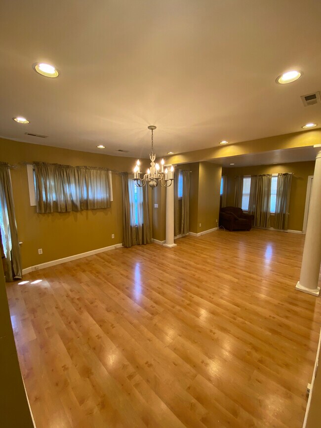 Building Photo - 5840 Phillips Ave