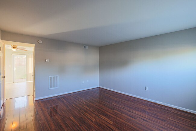 Building Photo - Beautiful 3 Bedroom 1.5 bath Move-In Ready!