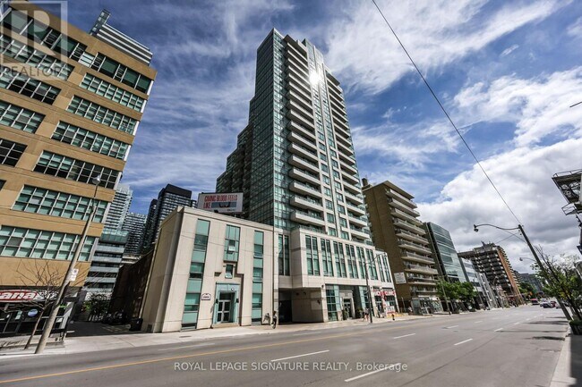 Photo du bâtiment - 212 Eglinton Ave E