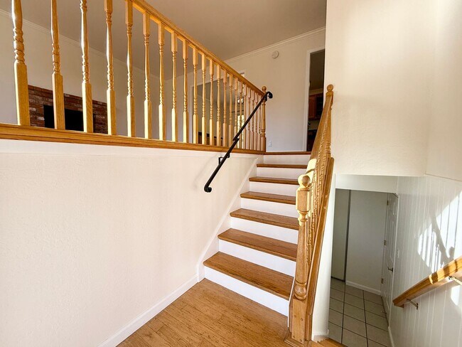 Building Photo - Newly Refreshed 4-Bed/3-Bath House WITH BONUS ROOM