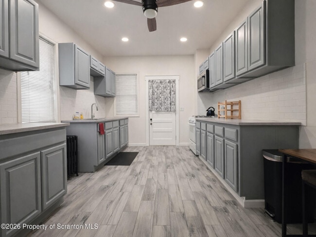 Building Photo - 905 Quincy Ave