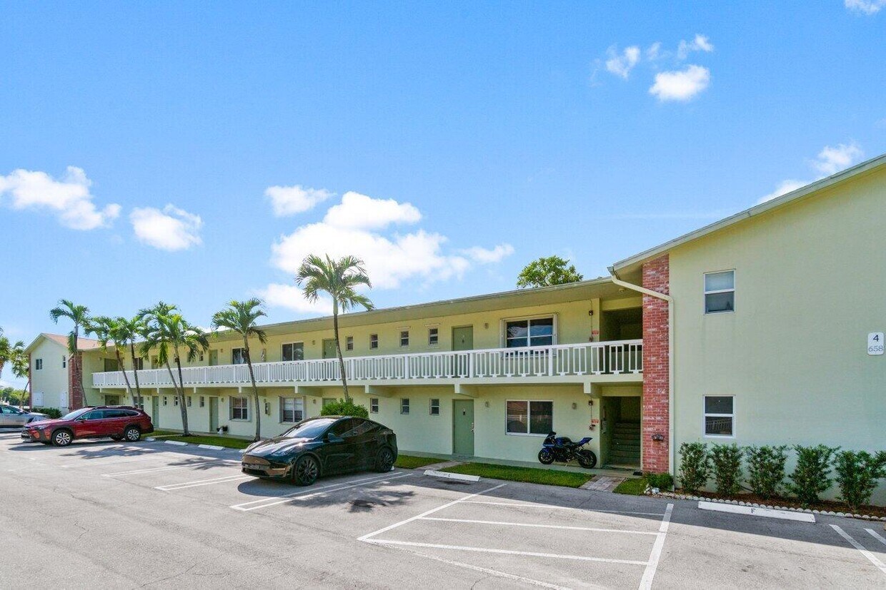 Foto principal - 658 NE 6th Ct