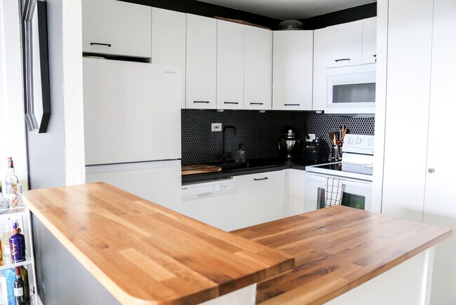 Foto del edificio - 1355 N Sandburg Terrace