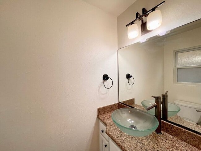 Foto del edificio - Beautifully Renovated 2 Bedroom 1.5 Bath Coronado Village Home