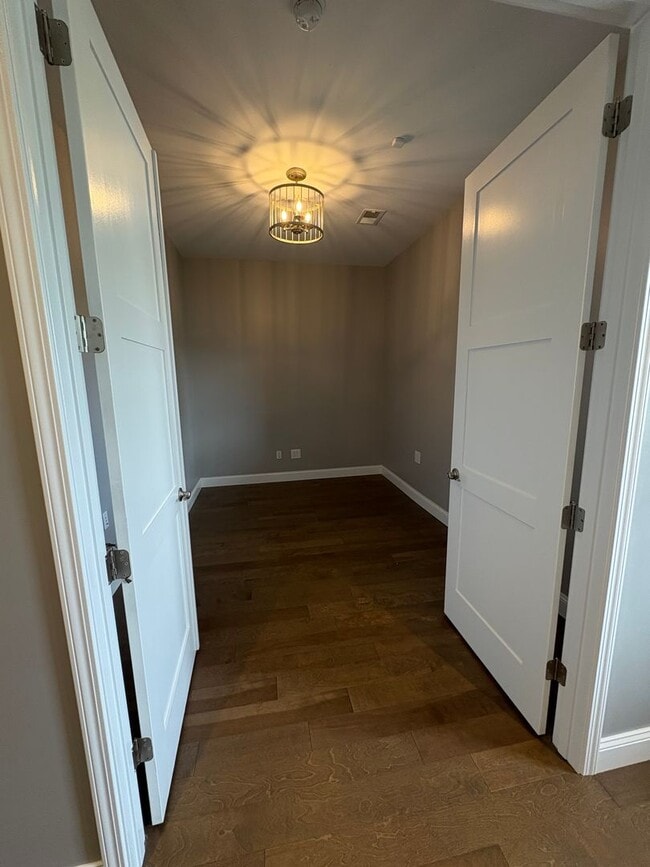 Building Photo - Welcome to your new home in the heart of S...