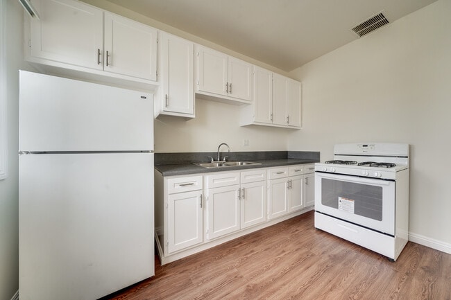 Building Photo - 1056 5/3 Normandie Ave-301C