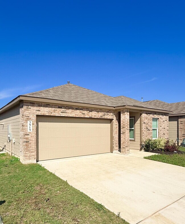 Building Photo - Charming 3-Bedroom Sanctuary with 2 Full Baths Near Lackland Air Force Base – 1469 Sq Ft of Comfo...
