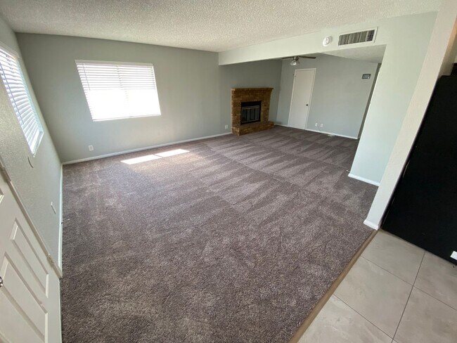 Foto del edificio - 3 bed/1.5 bath home located in the Henderson area.