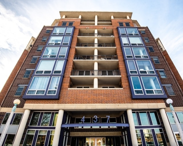 Foto del edificio - 437 W Division St
