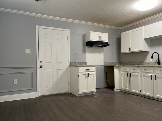 Foto del edificio - 3bd/1ba w/ Side Porch and Fully Fenced In Backyard!