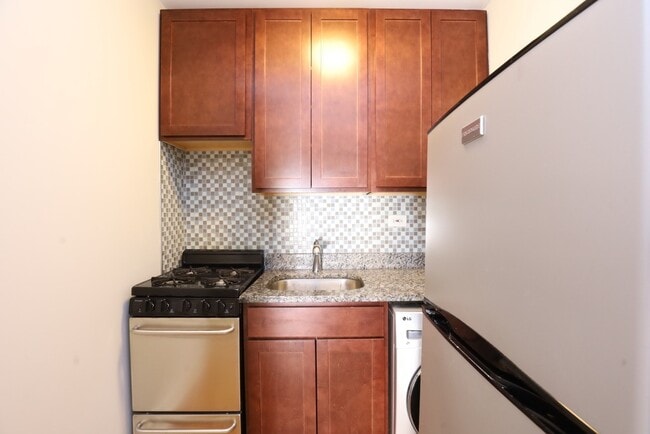 Building Photo - 553 W Arlington Pl