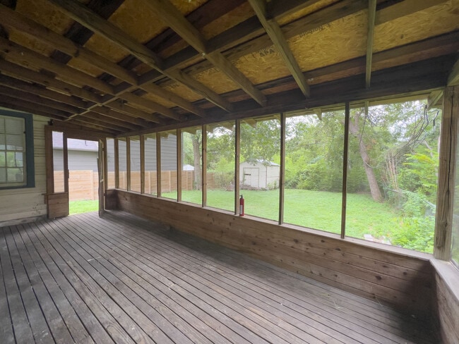 Building Photo - 713 Harris Ave